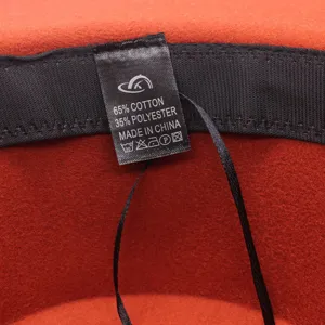 Detailansicht des inneren Pflegeetiketts mit 65 Prozent Baumwolle und 35 Polyester.