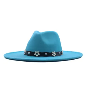 Blaue Wollfilz Schlapphut Fedora Hut mit schwarzem Blumen Lederband für Damen und Mode.