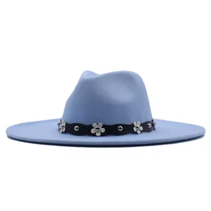 Eleganter hellblauer Filzhut mit breiter Krempe, schwarzem Blumen-Gurt und modischen Nieten.