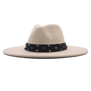 Beige Woll-Fedora-Hat mit schwarzem Strassband, Vintage-Weitrand-Winterhut-Detail.