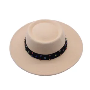 Flacher Wollfilz Fedora Hut Detail mit bunten Strass besetzten schwarzen Band im schicken Look.