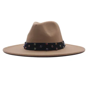 Detailansicht des camel-braunen Woll-Fedora-Hutes mit buntem Strassstein-Hutband.