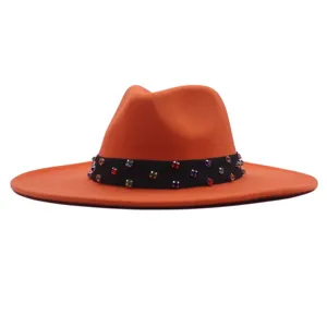 Eleganter oranger Woll-Fedora-Hut für Damen mit schwarzem Band und bunten Strasssteinen.