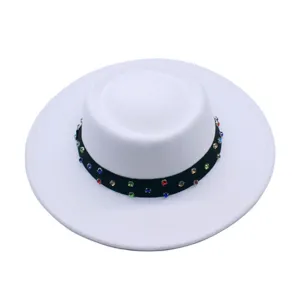 Nahaufnahme des weißen Filzhutes mit glänzendem, buntem Strassband für elegante Looks.