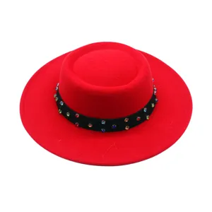 Roter flacher Wollfilzhut mit schwarzem Strassband, stilvolle Herbst Winter Kopfbedeckung.