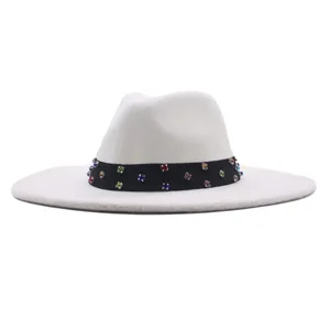 Detailaufnahme des weißen Wollfilz-Fedora-Huts mit einem schwarzen Band und bunten Strasssteinen.