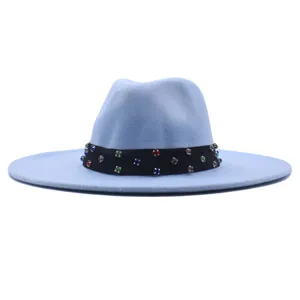 Hellblauer Wollfilz Fedora Hut mit bunten Strasssteinen schwarzem Band breite Krempe.