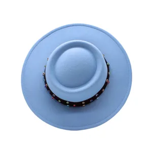Hellblaue flache Wollfilzkappe mit bunten Strasssteinen und schwarzem Band für Damen Mode.