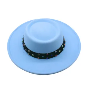 Heller blauer Flachtop-Filzhut mit bunten Strasssteinen und schwarzem Band, breiter Krempe.