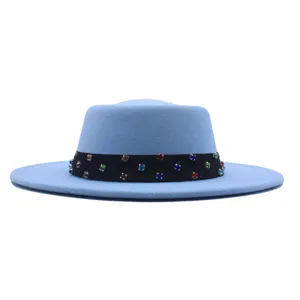 Hellblaue Flachtop-Filzhut-Detailansicht mit einem schwarzen Band aus bunten Strasssteinen.