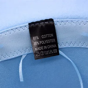 Detailansicht des inneren Pflegeetiketts mit 65% Baumwolle und 35% Polyester Mischung.