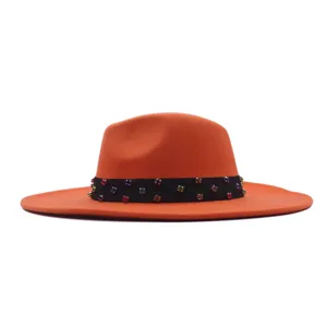 Detaillierte Nahaufnahme des orangefarbenen Wollfilz-Fedora-Hutes mit bunten Strasssteinen.