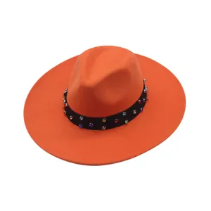 Orangefarbener breiter Wollhut mit schwarzem Strassband, Detailansicht für Herbst und Winter.