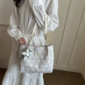 Chique canvas shopper met sterrenprint, casual schoudertas voor dames met ketting en sterhangertje.