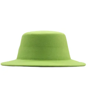 Grüner Woll-Fedora-Hut Detail, elegantes Design mit breiter Krempe für Damen Herbst.