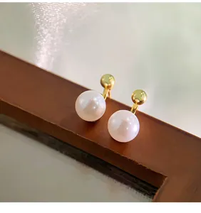 Nahaufnahme eleganter Doppelperlen Ohrringe mit minimalistischem Silberdesign Detail.