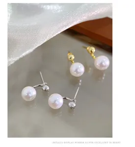 Nahaufnahme der minimalistischen Perlenohrringe mit Doppelperlen in Silber und Gold.