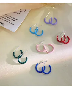 Orecchini a cerchio C smaltati colorati dettaglio, aghi in argento sterling, tonalita vivaci.