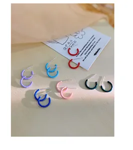Orecchini a lobo in argento sterling smaltato colorato a forma di C da donna, gioielli minimali.