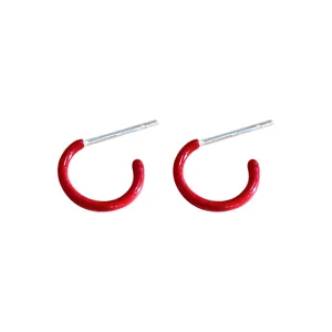Orecchini a lobo in argento sterling smaltati rossi a forma di C da donna quotidiani.