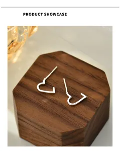 Edle S999 Silber Herz Ohrringe, minimalistischer und eleganter Alltagsschmuck im Detail.