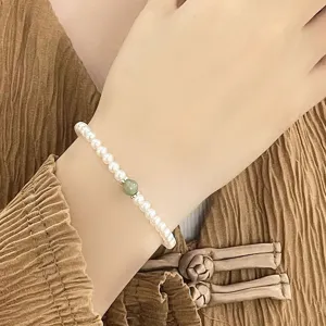 Elegante parelarmband met groene jade kralen en zilveren details voor dames.