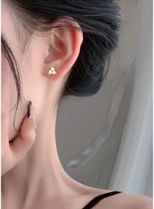 Vue détaillée des boucles d'oreilles trèfle cœur en argent sterling pour femmes élégantes.