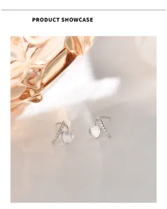 S925 Silber Herz Ohrstecker mit geometrischen Linien, elegant und zartes Design.