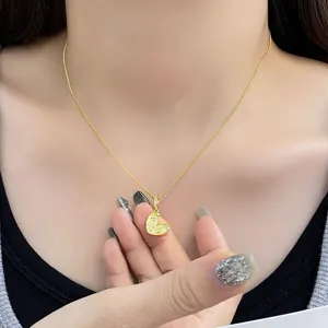 Goldfarbene Kettenhalskette mit strukturiertem Herzanhänger für Damen eleganter Schmuck geschenk