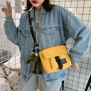 Bolso bandolera de lona estilo japonés casual, bolso amarillo elegante con bonito colgante.