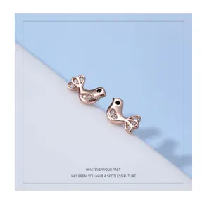 Boucles d'oreilles clous oiseau en or rose avec zirconias étincelants, jolis bijoux mignons.