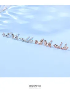 Gros plan detail des S925 argent sterling petit oiseau et feuille boucles d'oreilles lot.