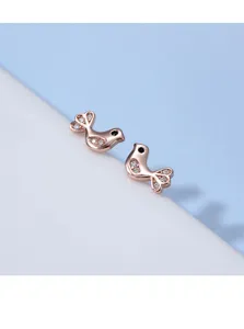 Délicates boucles d'oreilles oiseau en argent 925 or rose avec oxydes de zirconium.
