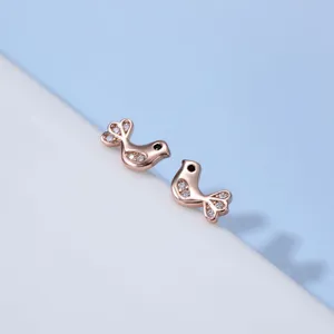 Charmantes boucles d'oreilles oiseau en argent sterling 925 or rose avec oxydes de zirconium.
