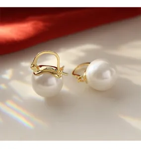 Elegante S925 Silber Perlen Ohrringe Nahaufnahme, Vintage Gold Bogen Design Schmuck.