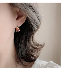Elegante rote Kugel-Ohrstecker mit goldenen Beschlägen, ideal für Alltag und festlichen Anlass.
