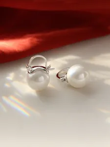 Elegante S925 Silber Perlen Ohrringe, Vintage Design filigraner Schmuck Detailaufnahme.