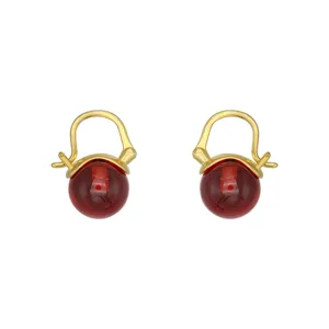 Vintage goldene rote Edelstein Ohrringe fuer Frauen elegante festliche Feiertagsschmuck Hauptansicht