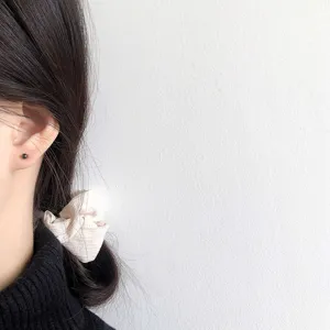 Minimalistische S925 Sterlingsilber schwarze Kugel Ohrringe fuer den taeglichen Gebrauch.