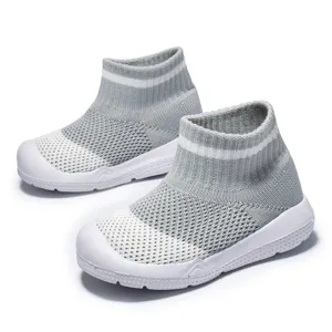 Chaussures chaussettes respirantes pour bébé avec semelle souple antidérapante idéale.