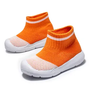 Chaussures chaussettes respirantes pour bébé, semelles souples, baskets orange en maille.