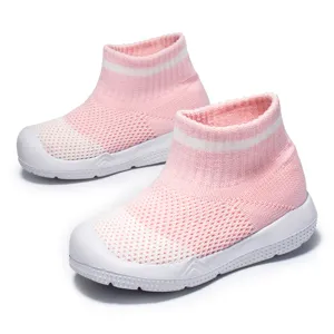 Chaussures chaussettes roses respirantes pour bébé avec semelles souples pour premiers pas.