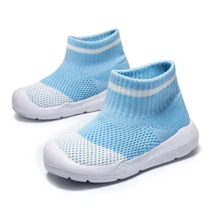 Chaussures de marche respirantes pour bébé avec semelle souple en caoutchouc antidérapante.