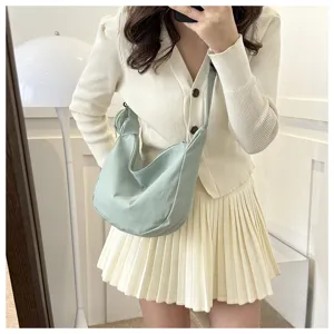 Casual nylon dumpling schoudertas, frisse effen crossbody tas voor dames dagelijks.