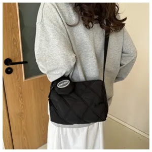 Bolso bandolera negro acolchado de tela oxford con pequeño monedero, estilo casual diario.