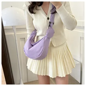 Lichtpaarse nylon crossbody dumplingtas met klein muntzakje, perfect voor dagelijks gebruik.