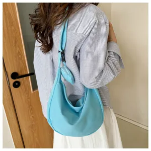 Lichtblauwe nylon schoudertas casual effen kleur stijlvolle dumpling tas voor dagelijks