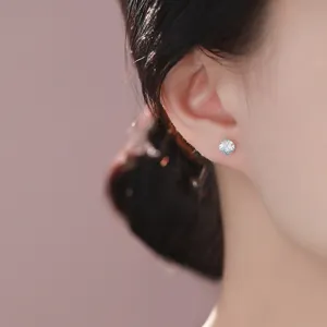 Boucles d'oreilles puces en argent avec zircon, bijou exquis et polyvalent au quotidien.