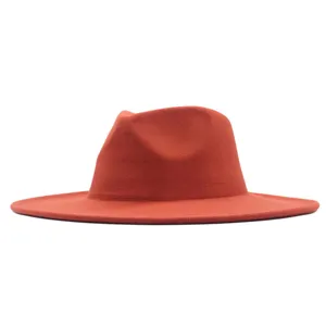 Breitkrempiger Filz-Fedora-Hut Nahaufnahme, klassische Herbst-Winter-Modekopfbedeckung.