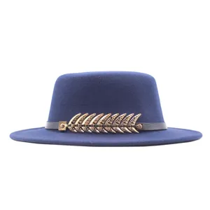 Nahaufnahme eines blauen Wollhutes mit MetallFischgräten Gürtelschnalle und Lederriemen.